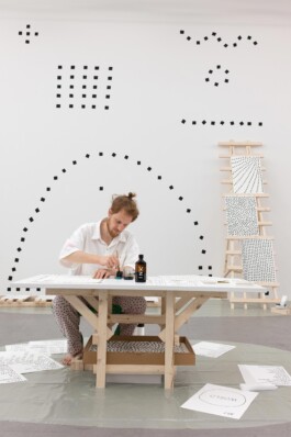 «Constellations», 2021, Drawing Performance Tobias Gutmann, acrylic on Wall, Ink on Paper, size variable, ladder, table, chair, 5 days, Werkschau, Museum Haus Konstruktiv Tobias Gutmann - Face-o-mat / Sai Bot